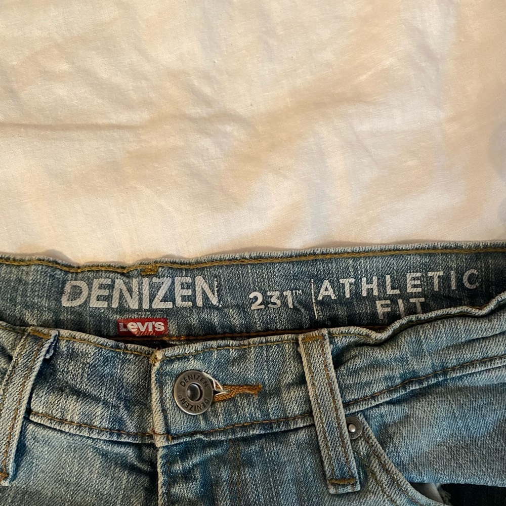 levi’s distressed jeans